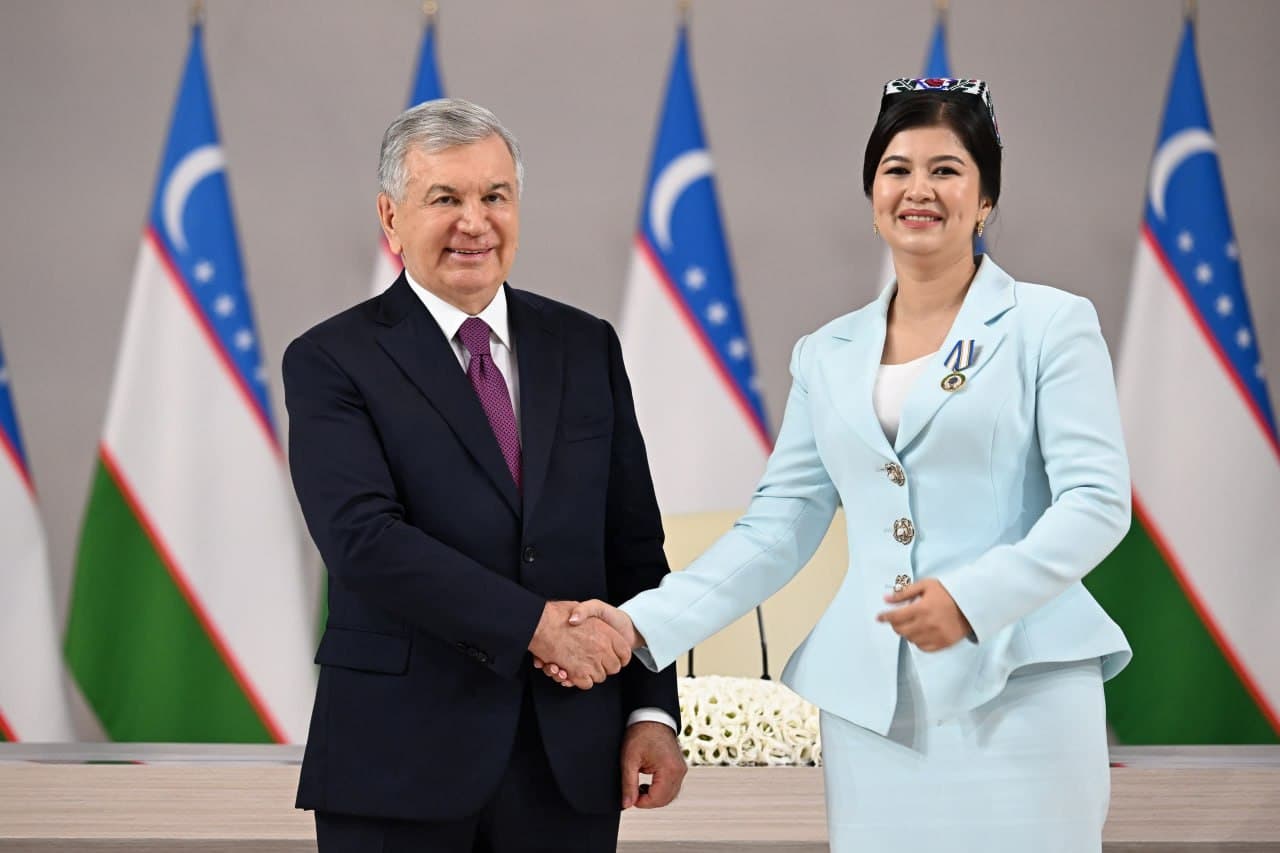 President presents state awards to outstanding young people