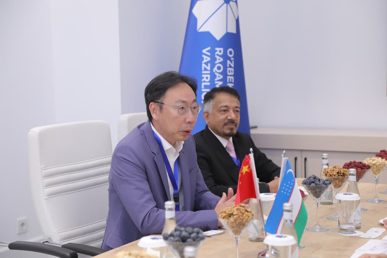 Uzbekistan and APT Satellite Sign Cooperation Agreement in Satellite Communications
