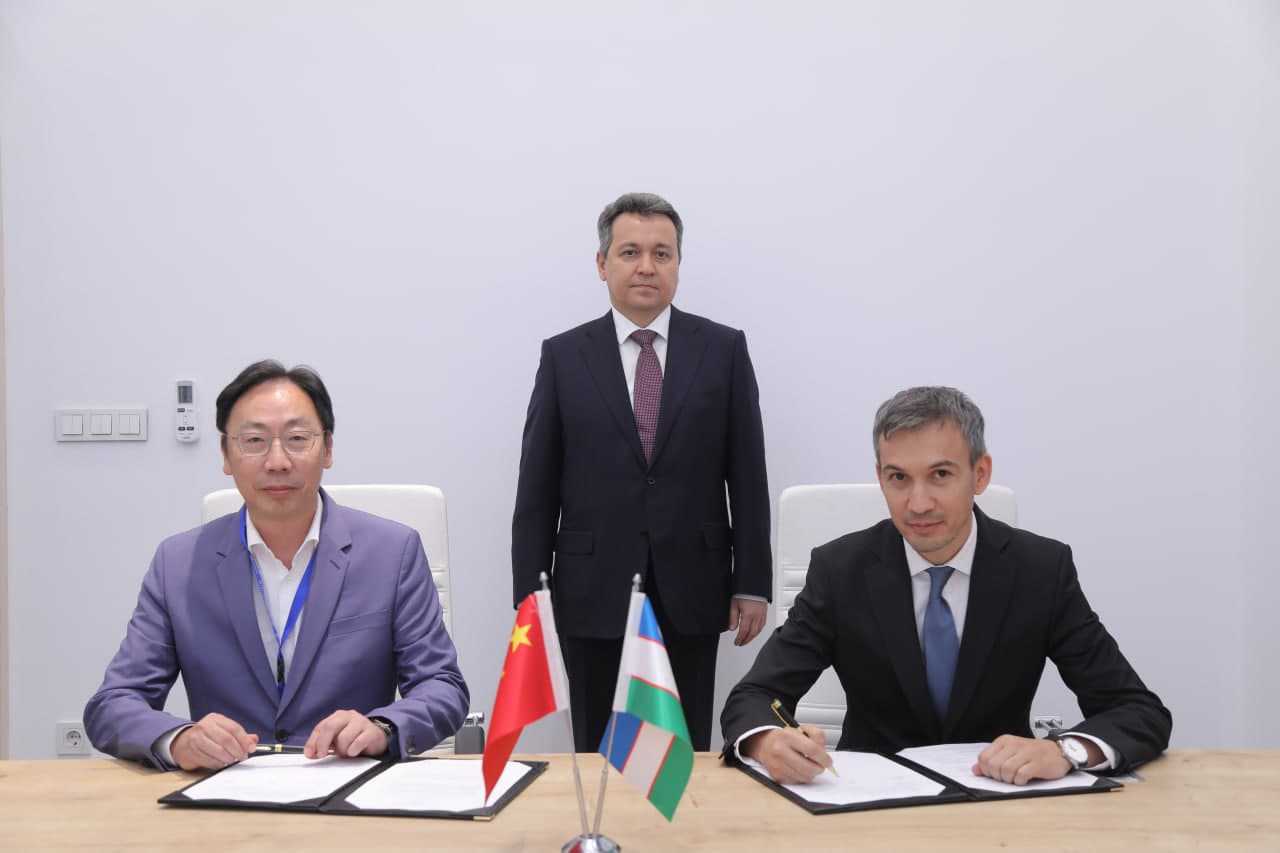 Uzbekistan and APT Satellite Sign Cooperation Agreement in Satellite Communications