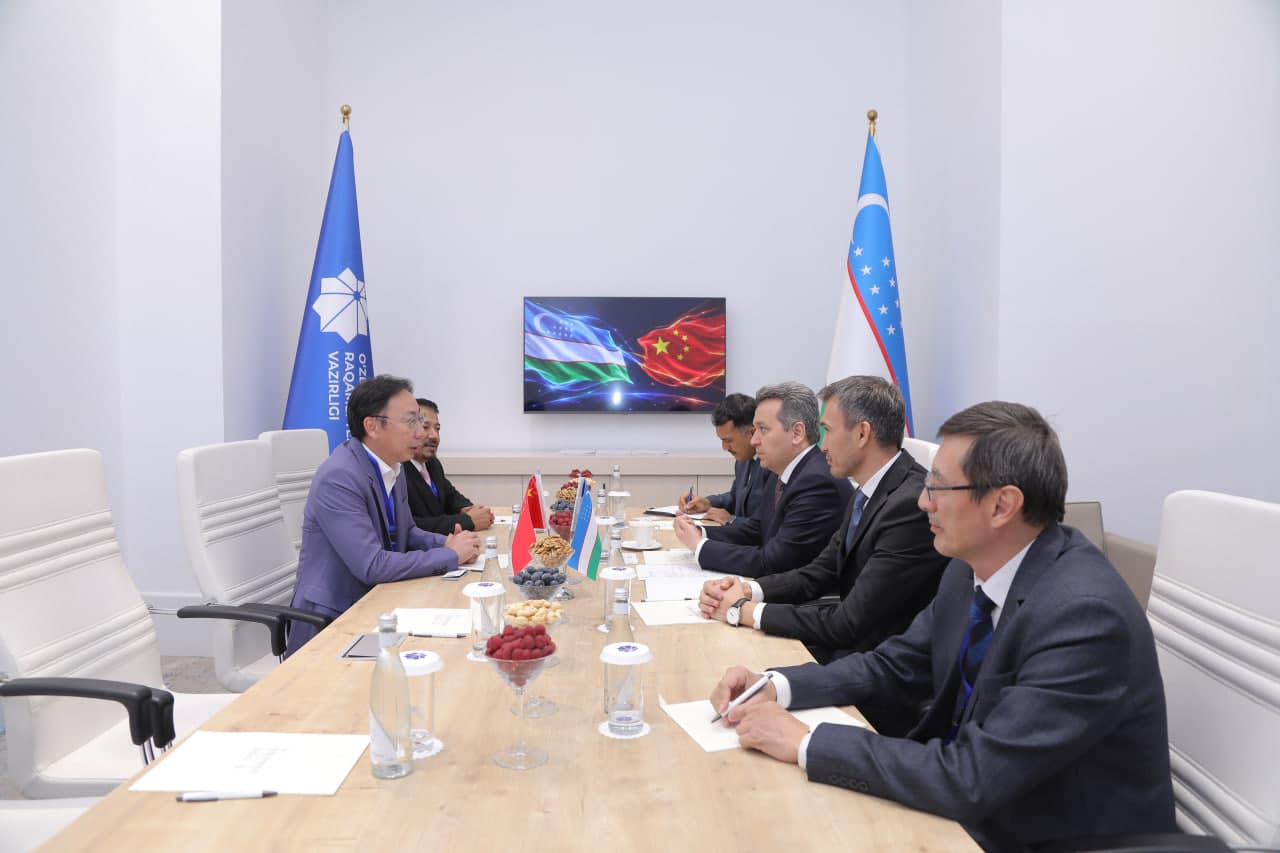 Uzbekistan and APT Satellite Sign Cooperation Agreement in Satellite Communications